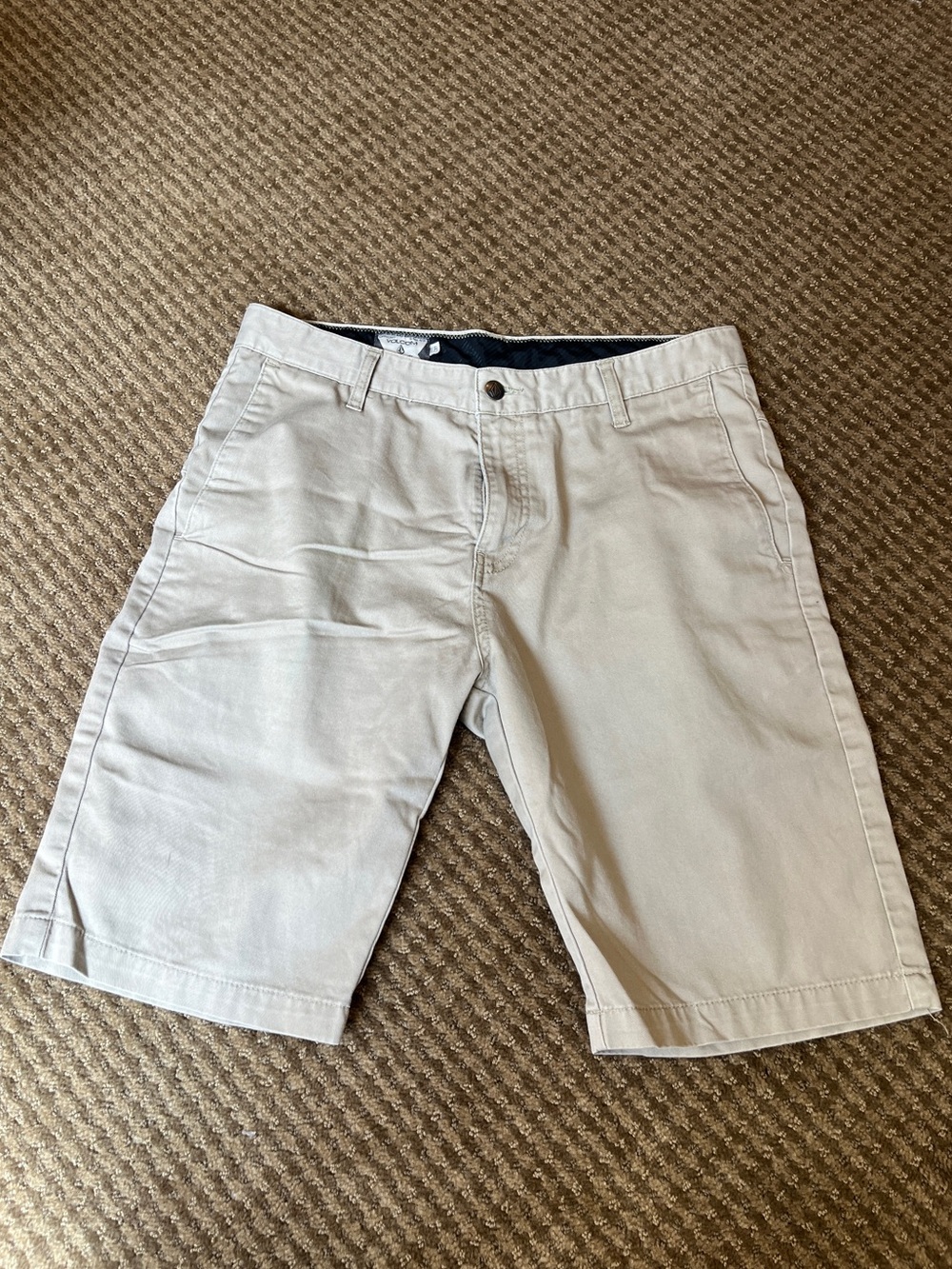 🤎Volcom Corpo Class Khaki Shorts. Men’s size 31. Cotton blend. EUC!🤎